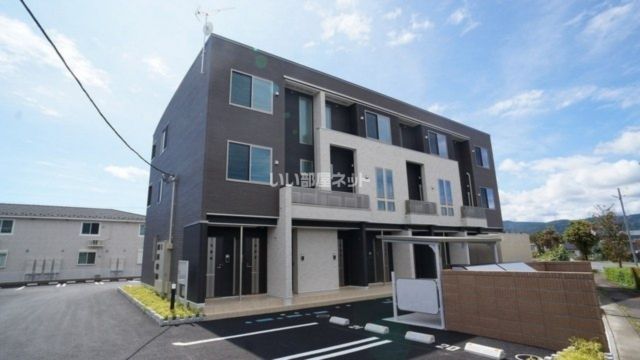 沼田市柳町のアパートの建物外観