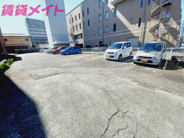 【津市栄町のマンションの駐車場】