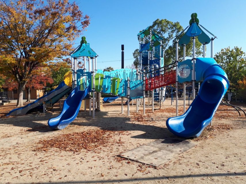 【吹田市佐井寺のマンションの公園】