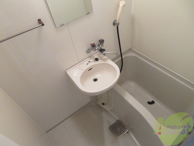 バス・シャワールーム　こちらはバスルームになります。日々の疲れを癒してください。