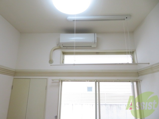 その他設備　洋室にはエアコンがついていますよ。年中快適に過ごせますね。