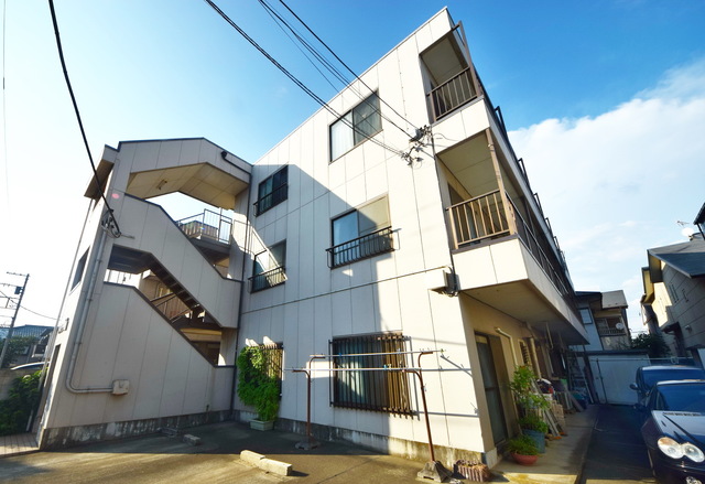 建物外観　～青い空っ、白い雲っ～