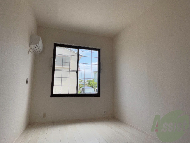 居室・リビング　二面採光の広々としたお部屋でゆったり休めます。