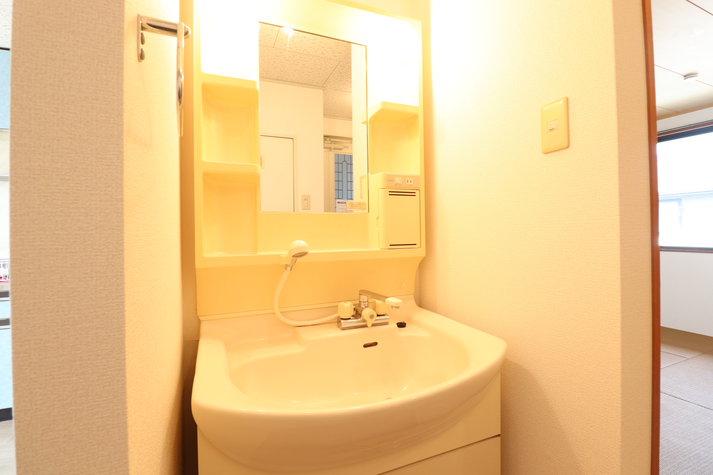 洗面設備　シャワー付きで忙しい朝にも便利