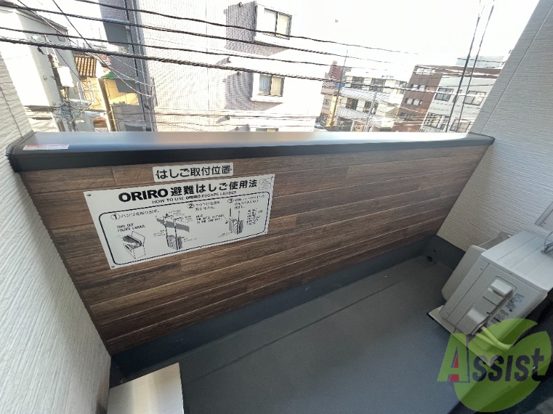 バルコニー　バルコニーは洗濯物を干すのに十分な広さがありますね。