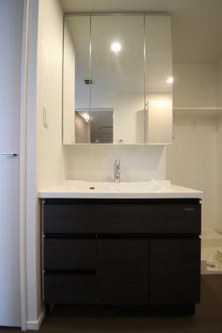 洗面設備　朝の身支度には欠かせない独立洗面化粧台※別号室の写真です