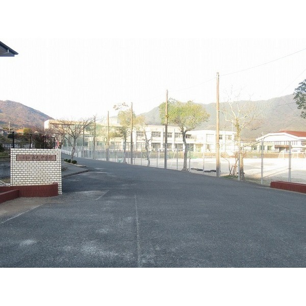 中学校　防府市立牟礼中学校（中学校）まで450m