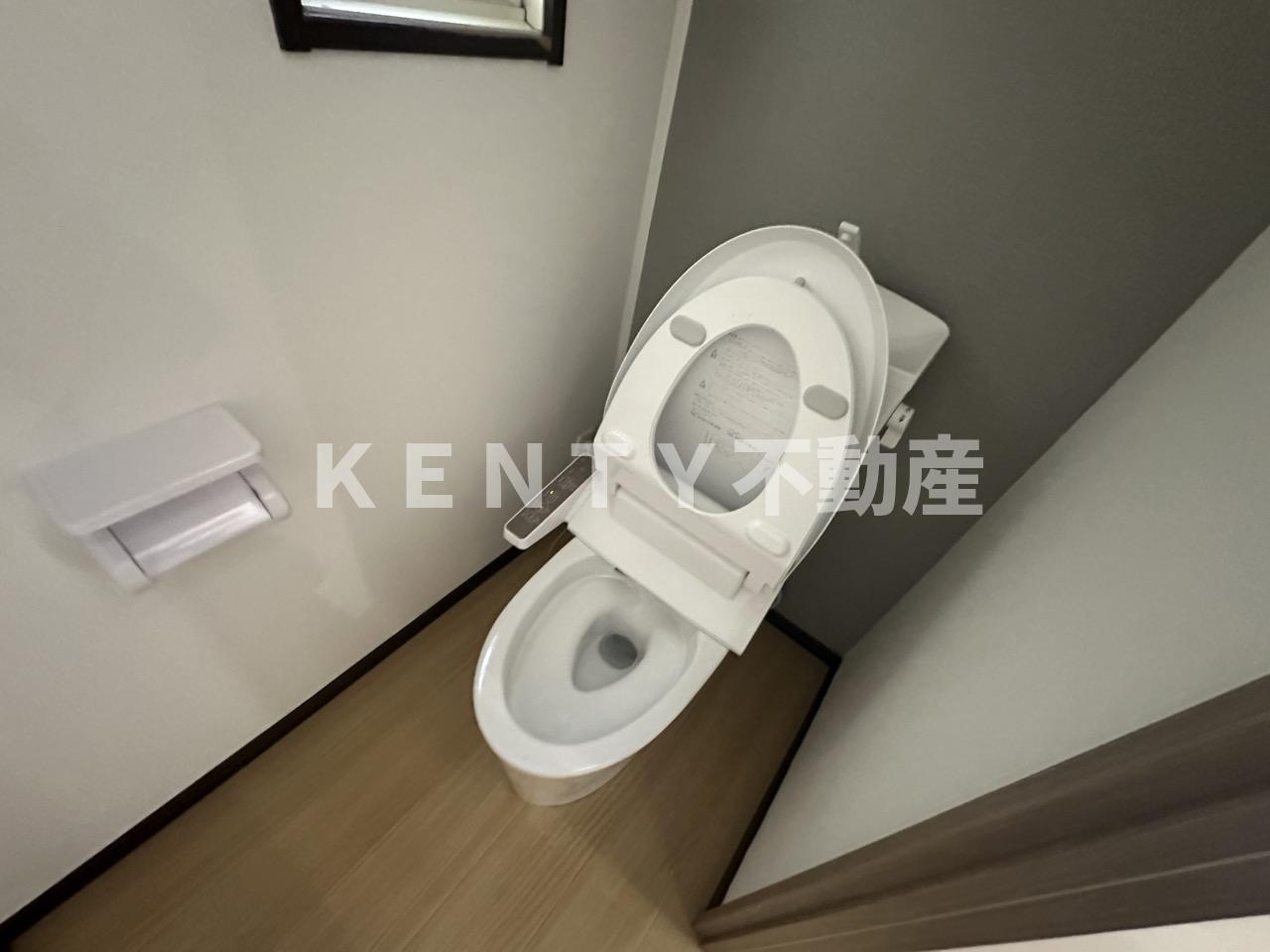 トイレ　落ち着いた色調のトイレです