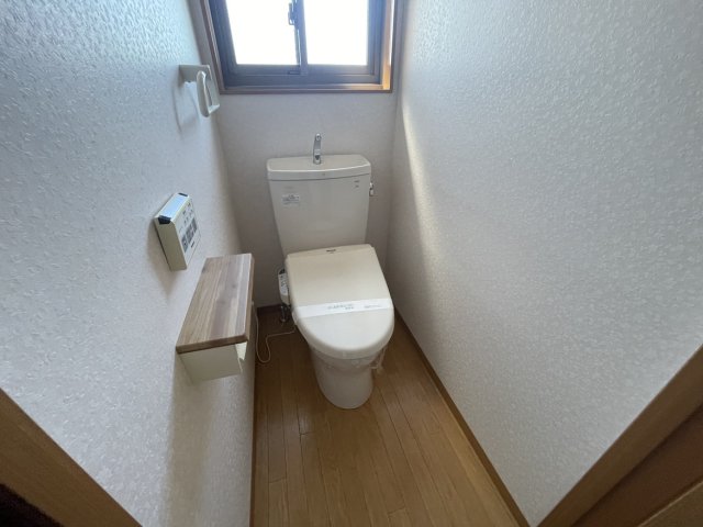 トイレ　別号室の写真です。