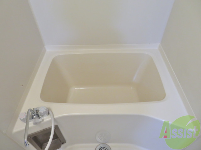 バス・シャワールーム　バスルームは狭すぎず、シャワーも浴びやすそうです。