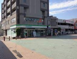 コンビニ　ファミリーマート 秋川駅前店（コンビニ）まで208m