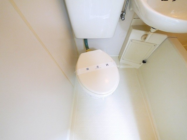 トイレ　落ち着いた色調のトイレです