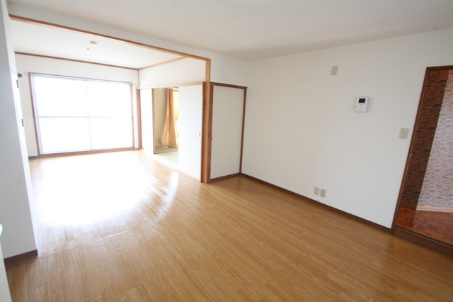 居室・リビング　広々としたリビング