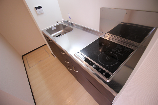 キッチン　ＩＨクッキングヒーター１口＆ラジエントヒーター１口付です。