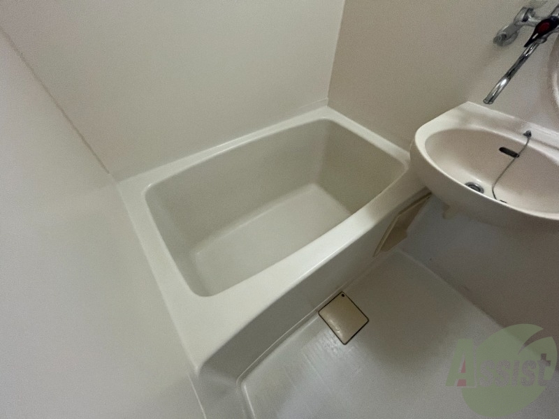 バス・シャワールーム　浴室は浴室乾燥機付きです。便利な機能ですね。