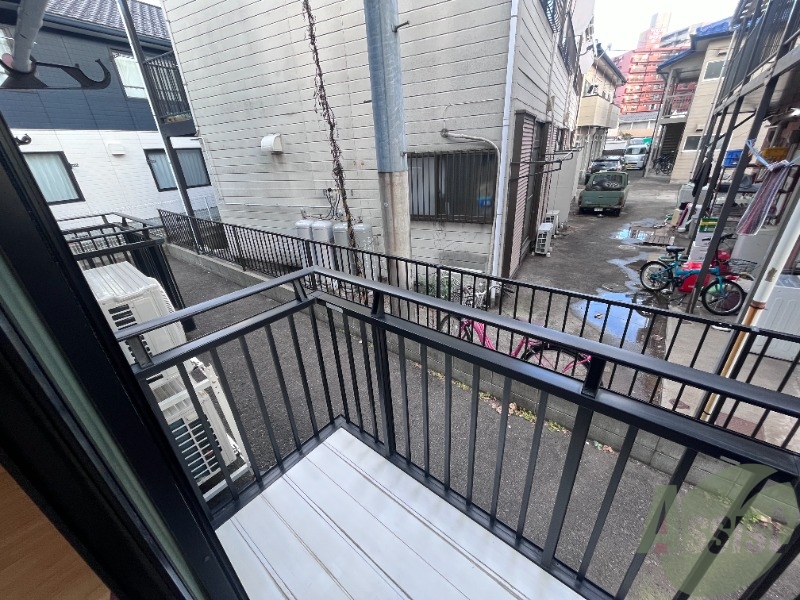 バルコニー　バルコニーは長さも幅も丁度いい広さですね。