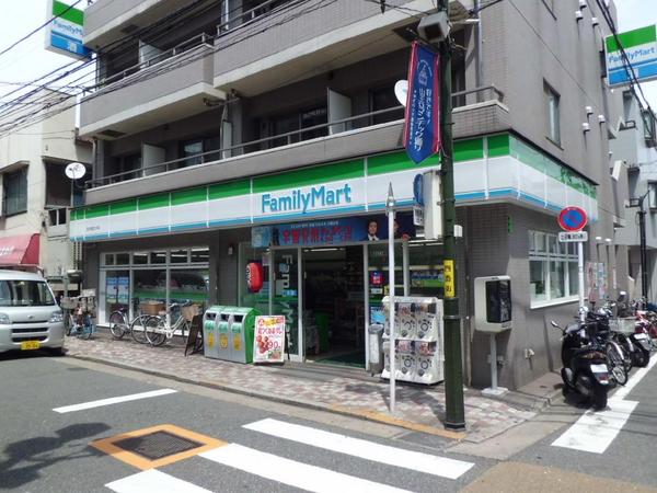 コンビニ　ファミリーマート南青山六丁目店（コンビニ）まで148m