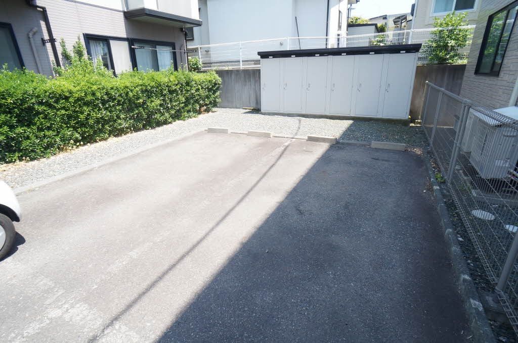 建物外観　駐車場