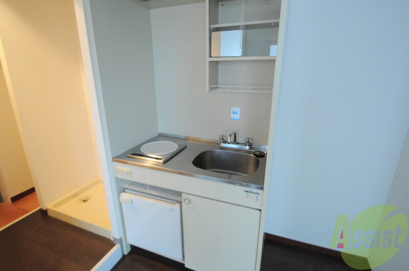 キッチン　コンパクトながらミニ冷蔵庫も完備。機能的です。