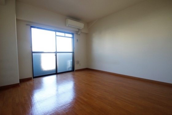 居室・リビング　※他号室の写真です。