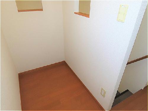 その他　階段横にスペースがあり、お部屋を広く活用できます