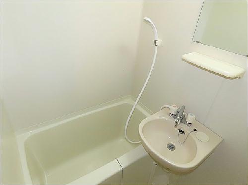 バス・シャワールーム　洗面台とユニット式のお風呂です