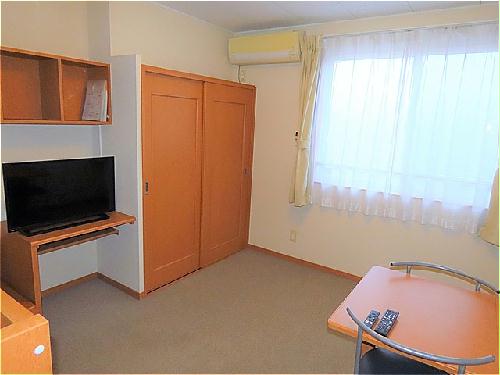 居室・リビング　カーテンやテーブル、テレビも備え付けです