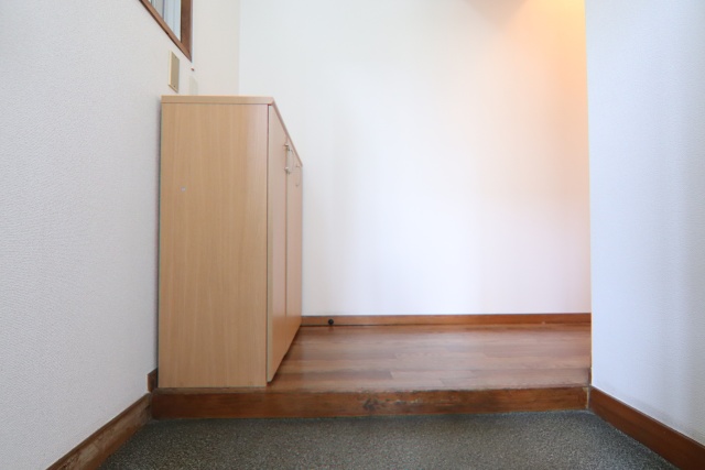 玄関　※別部屋の参考写真です