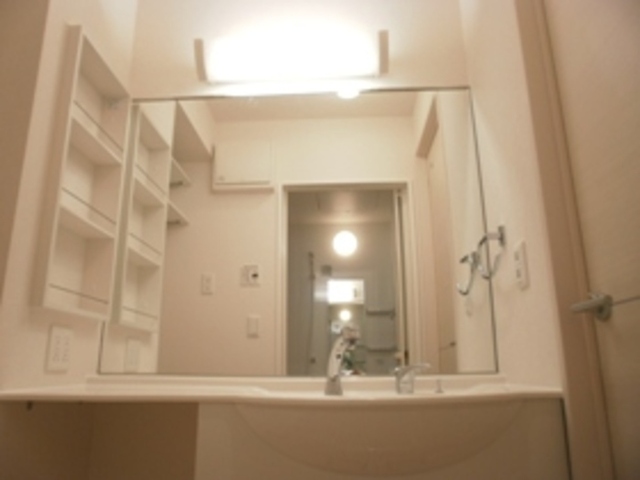 洗面設備　洗髪洗面化粧台は大型鏡付のドレッサータイプです☆