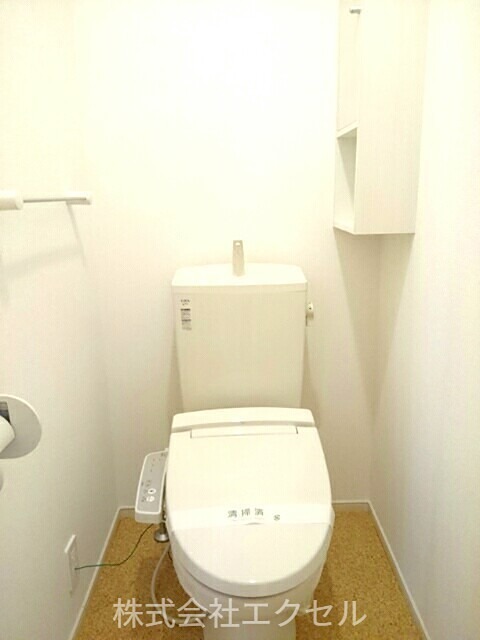 トイレ　温水洗浄便座完備です。
