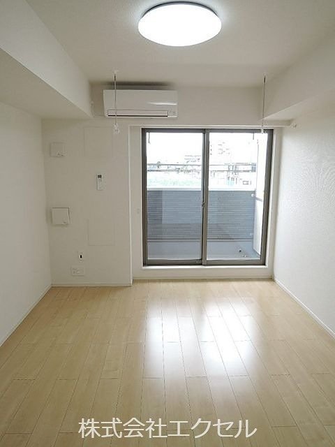 居室・リビング　エアコン完備で快適！大きな窓のあるお部屋です。