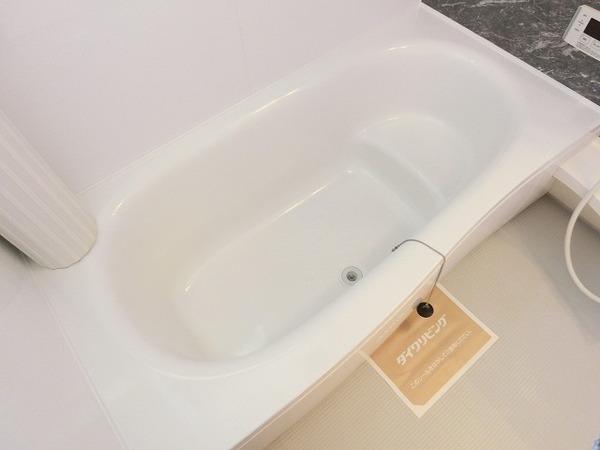 バス・シャワールーム　浴室乾燥機、追焚機能付の広々バスルーム！