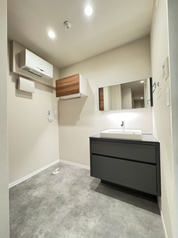 駐車場　洒落た印象の洗面所♪洗濯機はもちろん室内！棚もあります♪