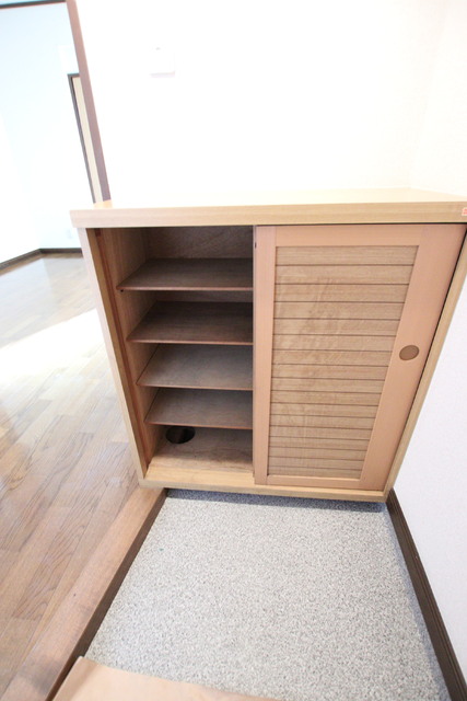 玄関　※別室参考写真　玄関横にシューズボックスが付いているため、片