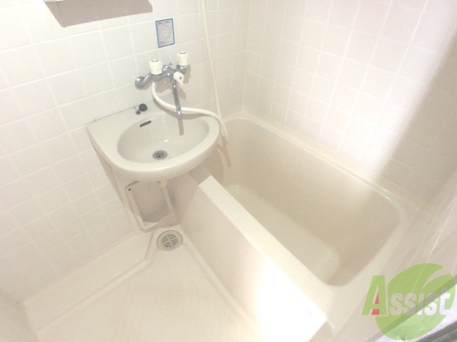 バス・シャワールーム　白くきれいな浴室です、トイレ別で使い易い作りになっています