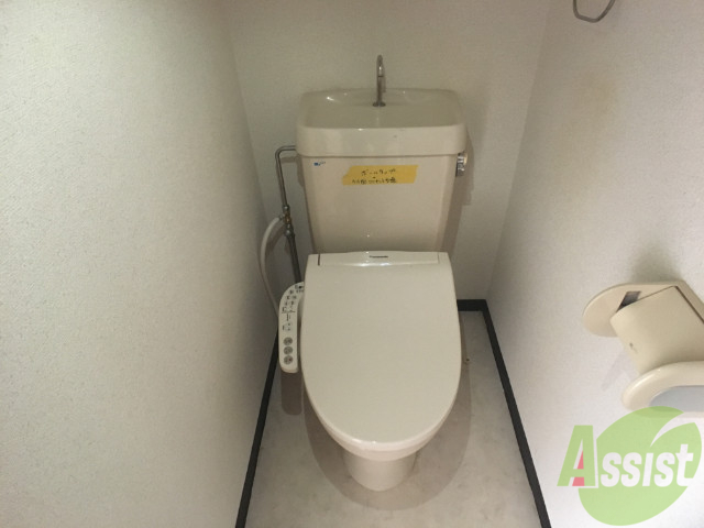 トイレ　温水洗浄機能付きのトイレです。きれいで落ち着ける空間。
