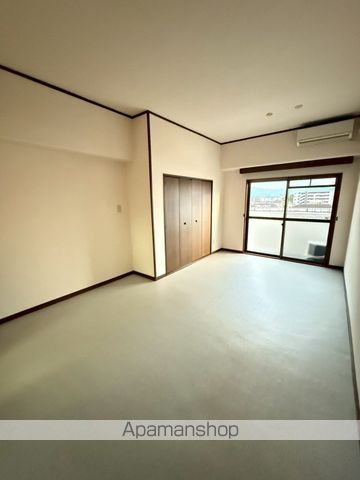 第8年見マンションの居間写真