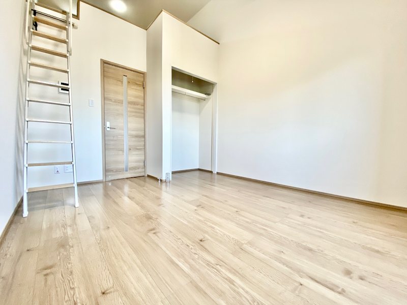 居室・リビング　大きな開口部が特徴的な約7.5帖の居室です。