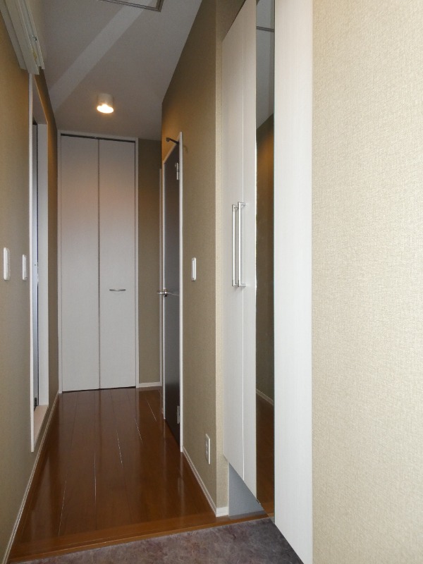 玄関　ミラー付きのシューズボックスはたっぷり入ってすっきり◎