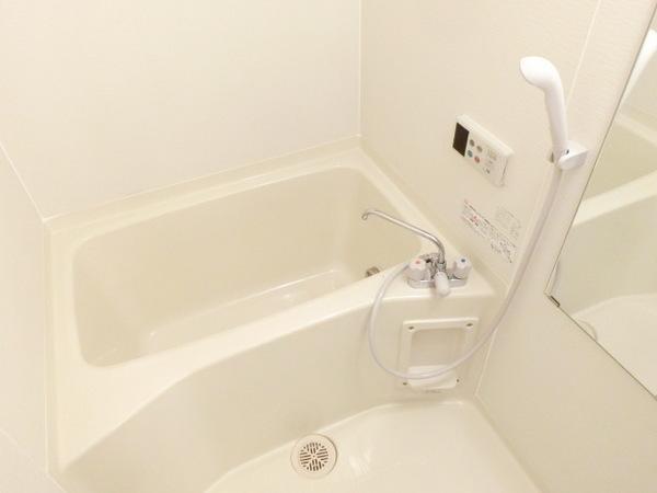 バス・シャワールーム　浴室乾燥機、追い焚き機能付きバス！