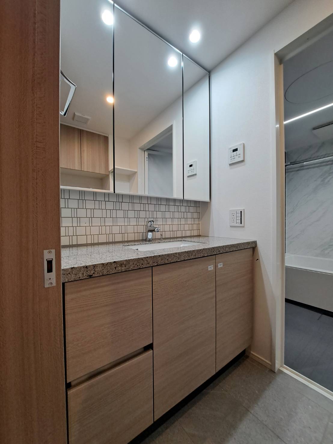 洗面設備　独立洗面台、小物を置くことができて便利です