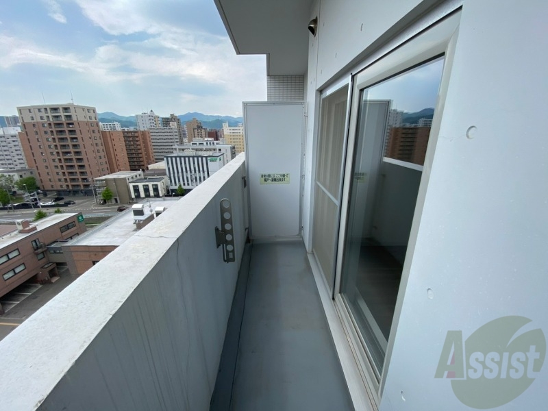 バルコニー　バルコニーは幅があり、広い印象を受けました。