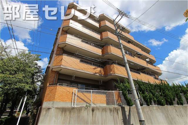 建物外観　閑静な住宅にあるオレンジ色がオシャレな外観。