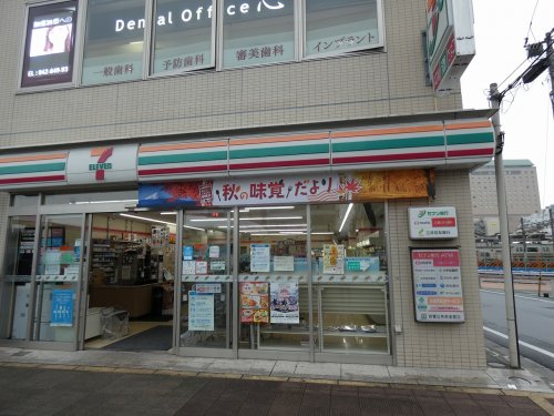 コンビニ　セブンイレブン八王子駅南店（コンビニ）まで667m
