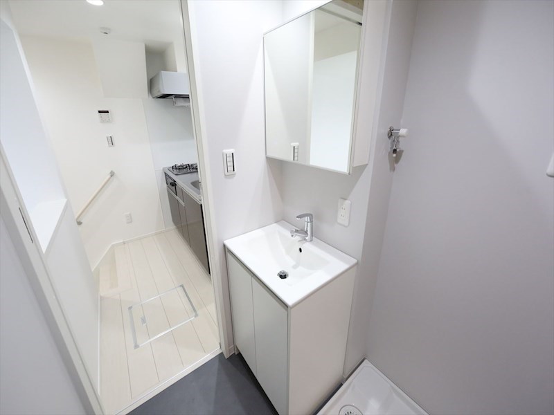 洗面設備　脱衣所　独立洗面台（シャンプードレッサー付）収納スペース有