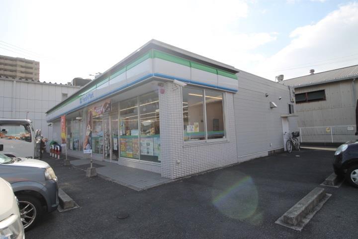 コンビニ　ファミリーマート（コンビニ）まで844m