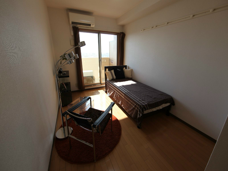 居室・リビング　洋室6.4帖　エアコン完備　南面バルコニー