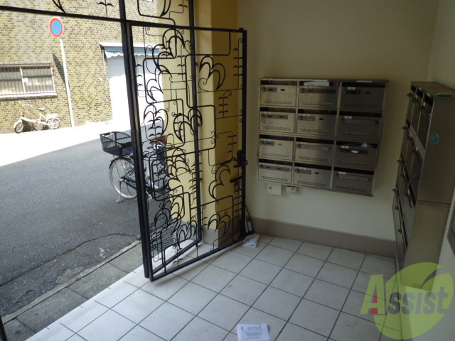 ロビー　鉄格子のドアのデザインはカモメでしょうか