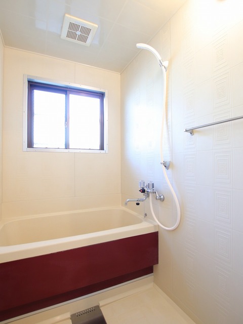 バス・シャワールーム　窓がついているため、明るいお風呂です！