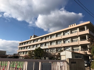 小学校　鹿児島市立草牟田小学校（小学校）まで495m